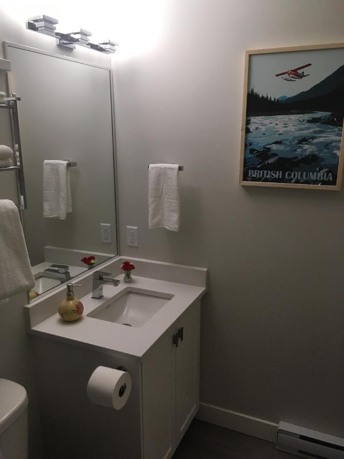 Mollys Cottage-The Suite On Vancouver Island Near Yyj Airport And The Wa And Bc Ferries North Saanich Екстериор снимка